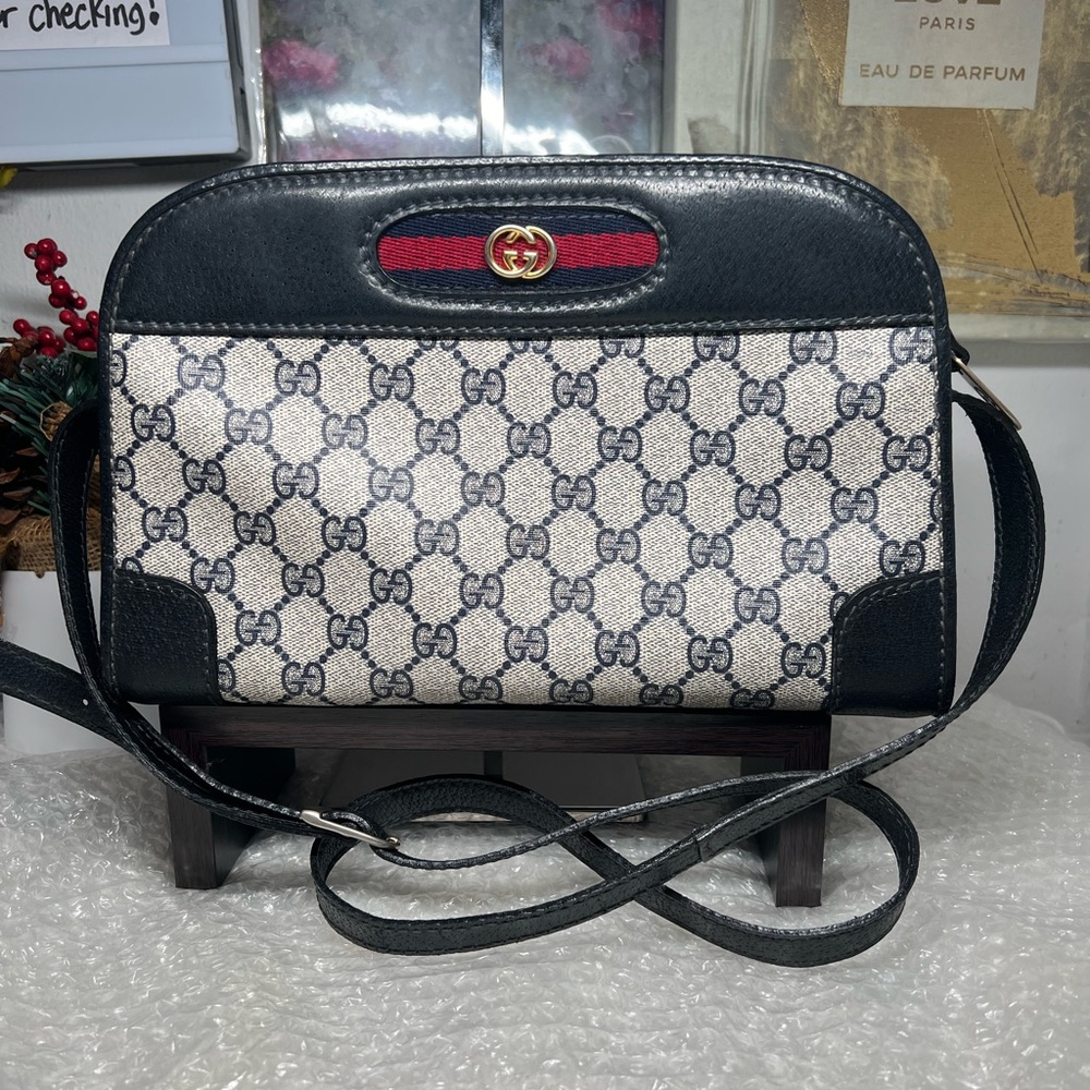 RARE authentic Vintage Gucci shoulder or sling bag